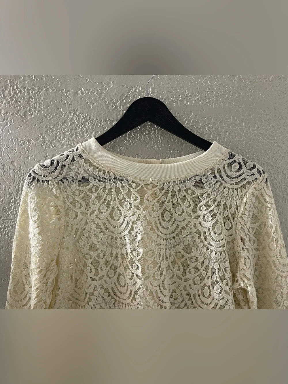 Banana Republic Women's Cream Lace Long-Sleeve Top Medium